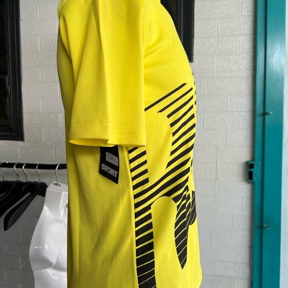 T-Shirt - Picture 6 of 16